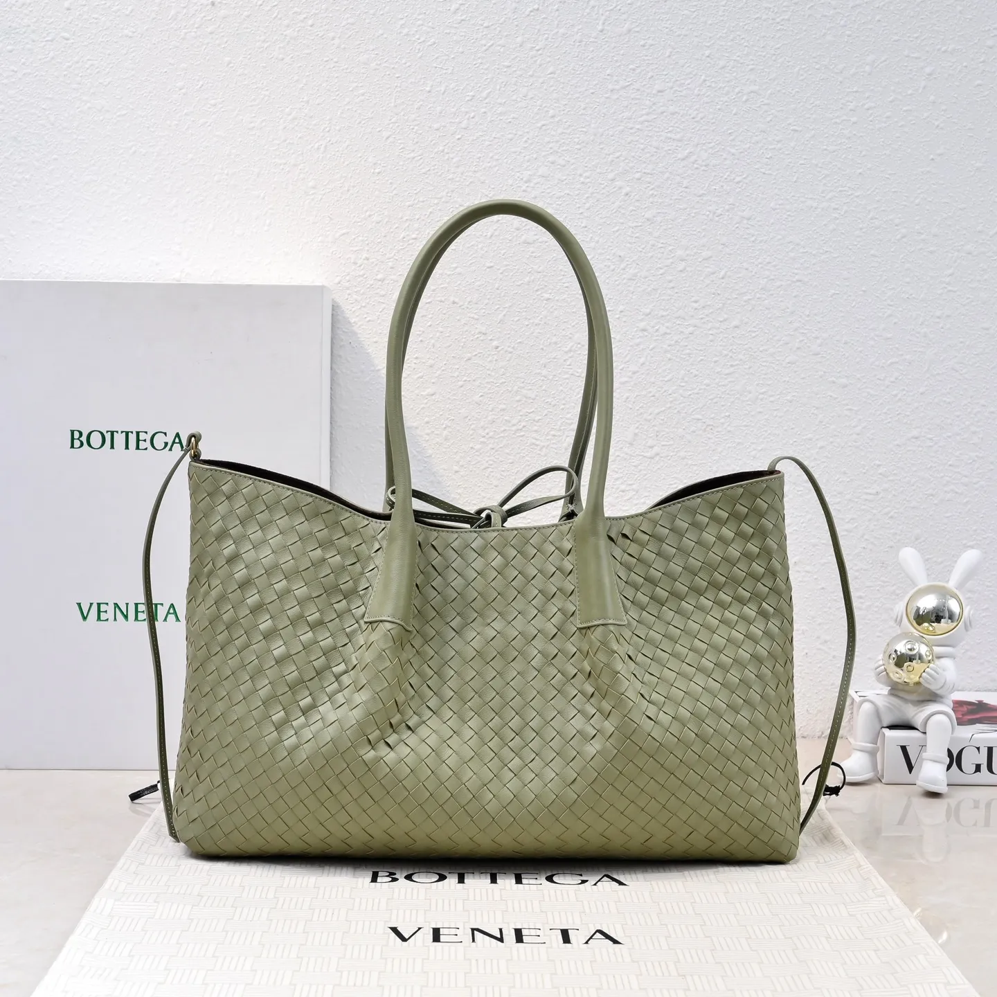 Batch 2360 Bv 2025 early spring series Pinacoteca medium tote handbag. The front is made of classic Intreccia woven cow leather. It is low-key and luxurious. The flip side is made of warm suede. It instantly switches to a lazy and casual style. It has a large internal capacity. It is no pressure to carry a computer for commuting. It is also thoughtfully matched with a small detachable bag. It is full of security. The woven texture is so delicate that you can't put it down. The highlight is that it is super versatile. Come and get your new bag😝 Model: 7166 Size: 23*43*14.5cm